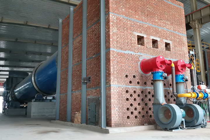 發酵飼料烘干機根據物料在烘干機內部的不同行進狀態，設置了集打散、揚料、熱交換、控溫調濕等不同功能單元，滿足物料的干燥效果，并保存了物料中有益菌體的活性。