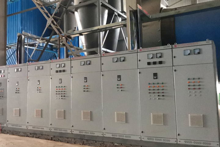 發酵飼料烘干機根據物料在烘干機內部的不同行進狀態，設置了集打散、揚料、熱交換、控溫調濕等不同功能單元，滿足物料的干燥效果，并保存了物料中有益菌體的活性。