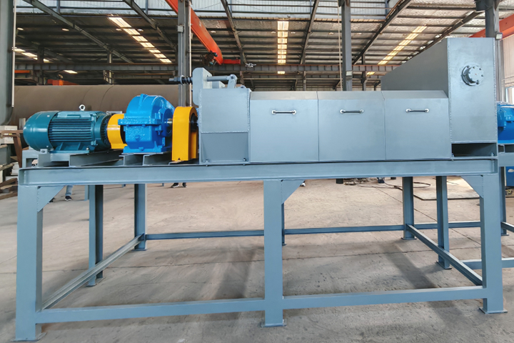 三軸螺旋擠壓脫水機(jī)是我司在雙軸螺旋擠壓脫水機(jī)基礎(chǔ)上推出的新型脫水設(shè)備，采用三螺旋軸擠壓結(jié)構(gòu)。