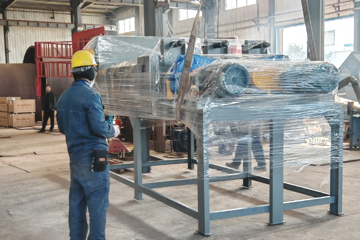 三軸螺旋擠壓脫水機(jī)是我司在雙軸螺旋擠壓脫水機(jī)基礎(chǔ)上推出的新型脫水設(shè)備，采用三螺旋軸擠壓結(jié)構(gòu)。