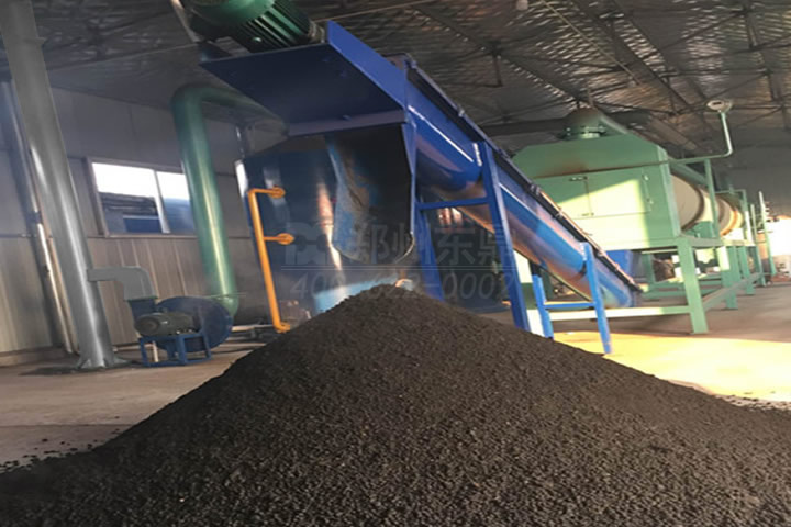 雞糞烘干機(jī)是一種專門用于處理禽畜糞便（如雞糞、牛糞、豬糞等）的干燥設(shè)備，通過脫水、高溫?zé)犸L(fēng)烘干、消毒滅菌、除臭等工序，將高含水量的糞便轉(zhuǎn)化為低含水量的有機(jī)肥料或飼料，實(shí)現(xiàn)了畜禽糞便的快速高效利用。