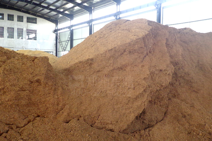 在家具制造行業生產過程中會產生大量的鋸末、刨花，這些木質物料是加工優質生物質顆粒的好原料，但由于水分過高直接壓制顆粒會影響顆粒品質，為了控制鋸末的含水率，我司開發成套鋸