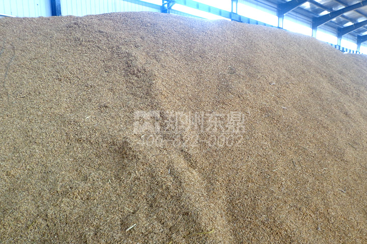 在家具制造行業生產過程中會產生大量的鋸末、刨花，這些木質物料是加工優質生物質顆粒的好原料，但由于水分過高直接壓制顆粒會影響顆粒品質，為了控制鋸末的含水率，我司開發成套鋸