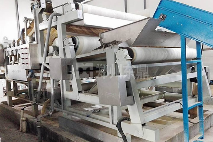 淀粉渣(木薯渣、紅薯渣、馬鈴薯渣等)是淀粉廠、酒精廠等廠家的副產(chǎn)品，淀粉渣中含有豐富的纖維素、半纖維素和粗蛋白等，經(jīng)過飼料化無害處理后，可以成為畜禽飼料的重要來源。