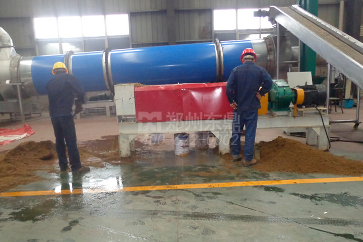 啤酒糟烘干機(jī)生產(chǎn)線主要由供脫水設(shè)備、熱源、上料機(jī)、進(jìn)料機(jī)、回轉(zhuǎn)滾筒、出料機(jī)、引風(fēng)機(jī)、卸料器和配電柜、粉碎系統(tǒng)、打包系統(tǒng)等部件構(gòu)成。