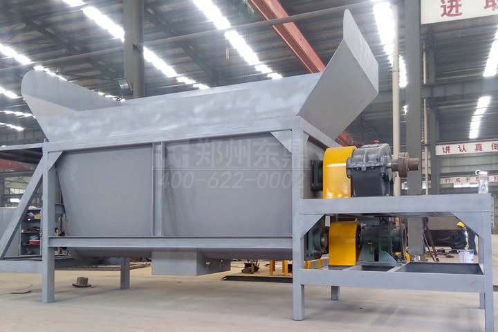 煤泥打散機(jī)是針對煤泥、泥煤、白泥等泥狀物料開發(fā)的一種集預(yù)打散破碎、緩沖定量于一體的專用設(shè)備。