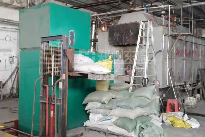 生物質(zhì)燃燒機(jī)是利用生物質(zhì)進(jìn)行能量轉(zhuǎn)換的主要設(shè)備，使用生物質(zhì)顆粒燃料，在燃燒室內(nèi)實(shí)現(xiàn)逐漸預(yù)熱、多級(jí)配氧、立體燃燒的火焰燃燒系統(tǒng)。