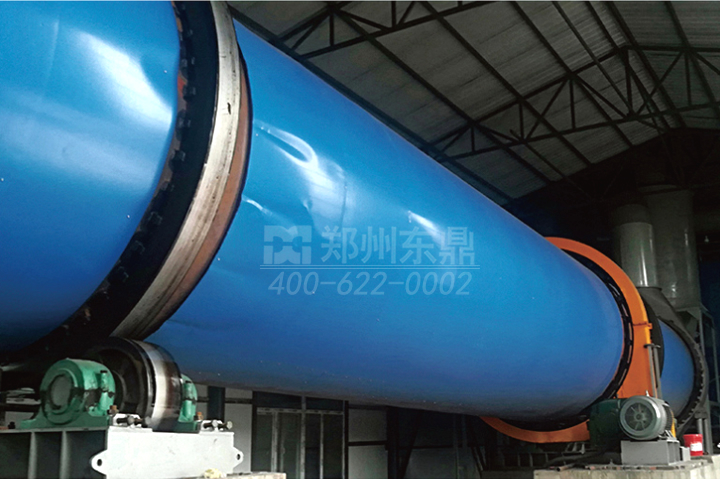 泥煤專用烘干機(jī)通過(guò)熱風(fēng)與泥煤物料快速質(zhì)熱交換，實(shí)現(xiàn)了固廢泥煤批量干化降水，改善了泥煤的儲(chǔ)裝運(yùn)性能