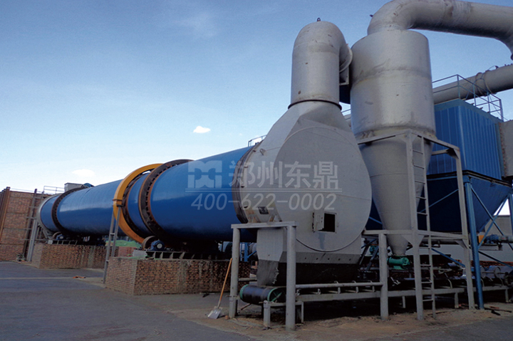 泥煤專用烘干機(jī)通過(guò)熱風(fēng)與泥煤物料快速質(zhì)熱交換，實(shí)現(xiàn)了固廢泥煤批量干化降水，改善了泥煤的儲(chǔ)裝運(yùn)性能