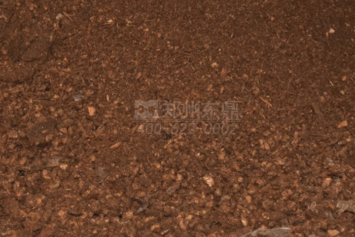 菌菇渣烘干機(jī)通過熱能轉(zhuǎn)換快速將菌渣中的多余水分脫除，改善了菌渣的儲裝運(yùn)特性。