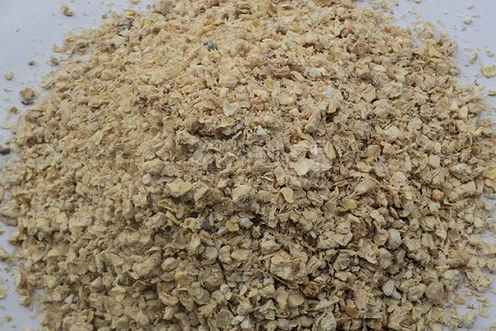 菌菇渣烘干機(jī)通過熱能轉(zhuǎn)換快速將菌渣中的多余水分脫除，改善了菌渣的儲裝運(yùn)特性。